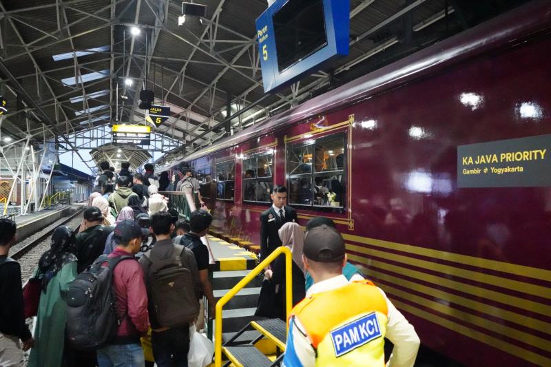 Penumpang KAI Wisata sedang menaiki Kereta Wisata Priority. Foto istimewa/KAI Wisata 