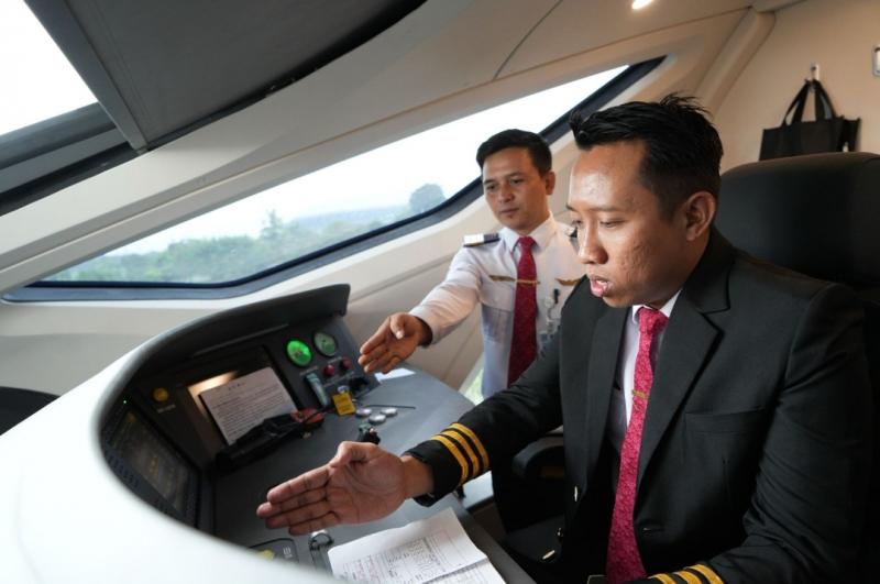 Para masinis Indonesia kini mengoperasikan Kereta Cepat Whoosh. Sejak 10 April 2025, seluruh perjalanan Whoosh resmi dijalankan sepenuhnya oleh SDM lokal, menandai babak baru dalam penguasaan teknologi transportasi modern di Indonesia.