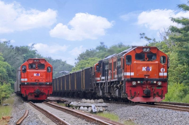 Kereta api pengangkut batubara KAI.
