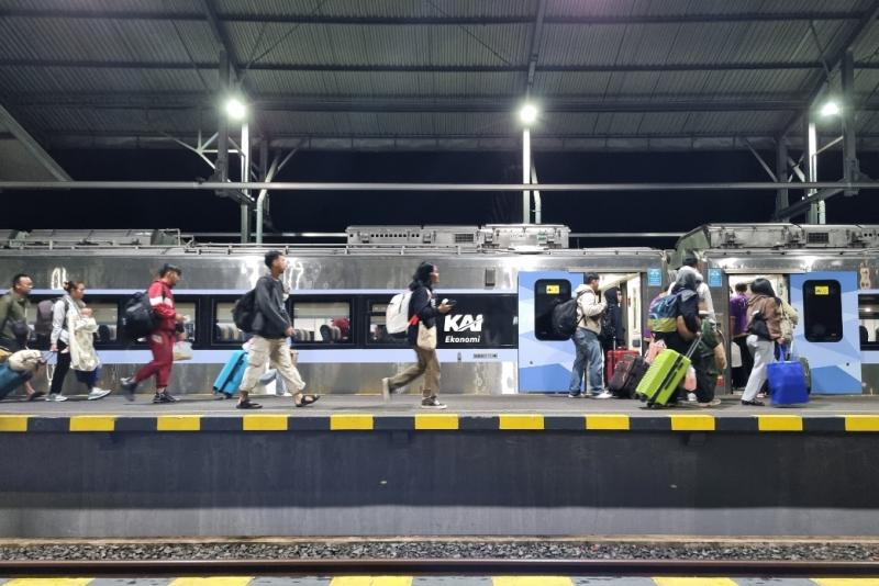 Suasana sibuk di Stasiun Yogyakarta selama Angkutan Lebaran 2025, dengan penumpang yang antusias memanfaatkan layanan kereta api. 