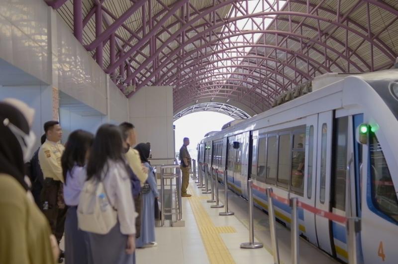 Penumpang memadati salah satu stasiun LRT Sumsel saat masa Angkutan Lebaran 2025. Selama periode 21 Maret hingga 11 April, layanan LRT di Palembang ini mencatat 343.706 pengguna, mencerminkan tingginya minat masyarakat terhadap moda transportasi modern yang nyaman dan efisien.(Ist)