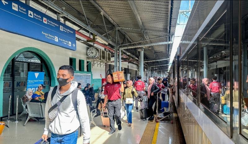 Penumpang kereta api di Stasiun Pasar Senen. (Ist)