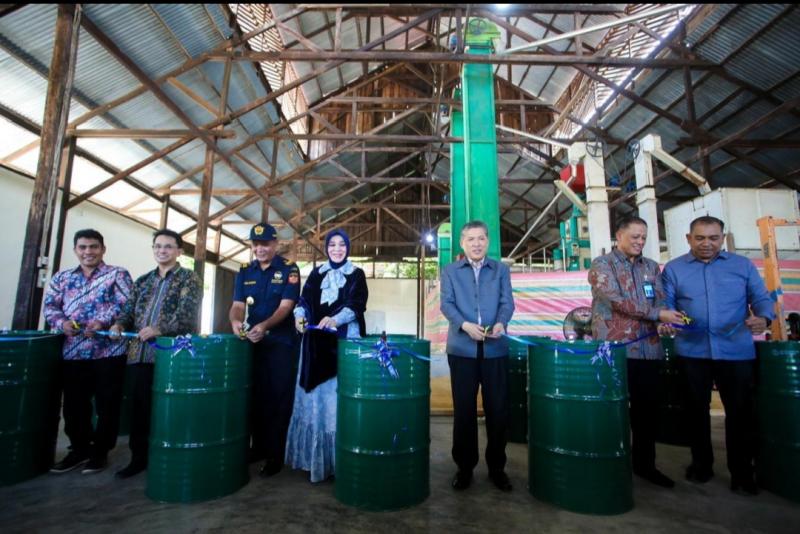 Minyak nilam Aceh sesaat sebelum diekspor ke Paris
