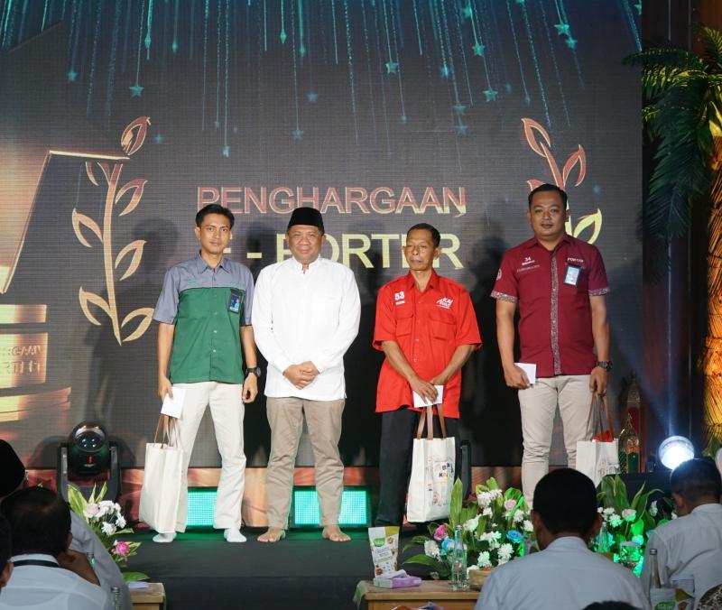 Pemberitaan apresiasi KAI Wisata kepada 11 porter. Foto istimewa/KAI Wisata 