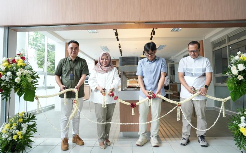 Plt. Direktur Utama KAI Services, Ririn Widi Astutik (tengah), bersama perwakilan ITB dan Bank Mandiri saat soft launching Loko Canteen ITB, Kamis (18/4/2025). Loko Canteen hadir sebagai ruang makan sekaligus pusat interaksi inspiratif di lingkungan kampus, dengan menu khas kuliner kereta api dan sistem pembayaran non-tunai.
