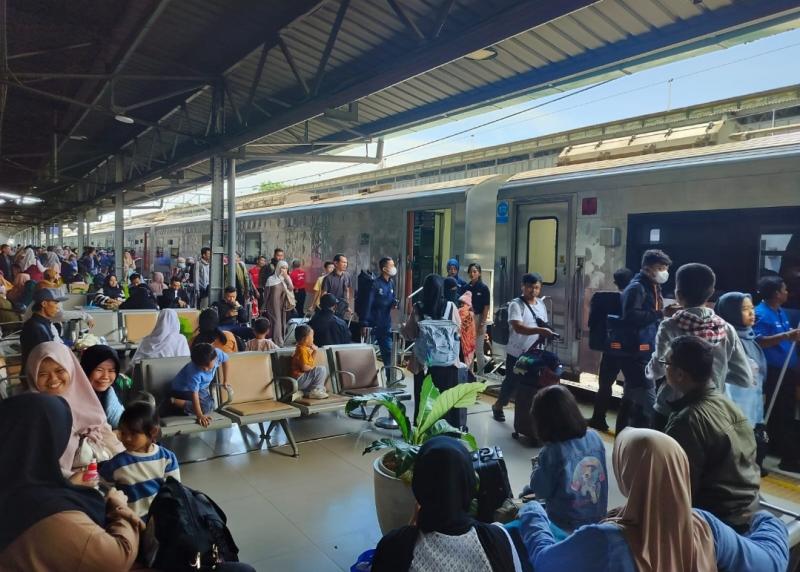 Suasana Stasiun Pasar Senen dipadati penumpang yang tiba pada hari pertama libur panjang Paskah, Jumat (18/4/2025).