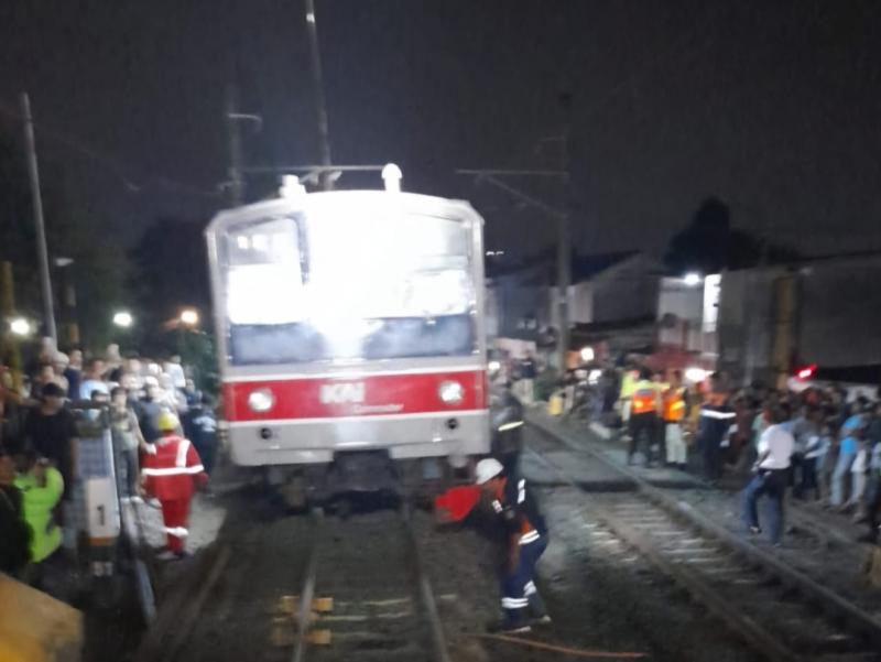 Petugas KAI Commuter dan KAI Daop 1 Jakarta tengah mengevakuasi rangkaian Commuter Line Bogor No. 1040 yang anjlok di perlintasan sebidang JPL No. 27 lintas Cilebut–Bogor, Sabtu (19/4/2025). Proses evakuasi berjalan lancar dan roda kereta berhasil dikembalikan ke jalur rel pada pukul 21.29 WIB.