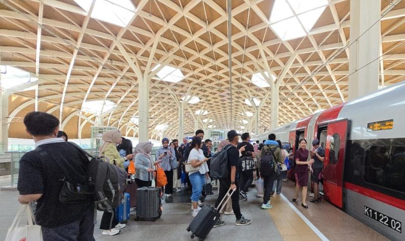 Penumpang memadati Stasiun Halim saat libur panjang April 2025, memanfaatkan layanan kereta cepat Whoosh untuk perjalanan cepat dan nyaman menuju Bandung.