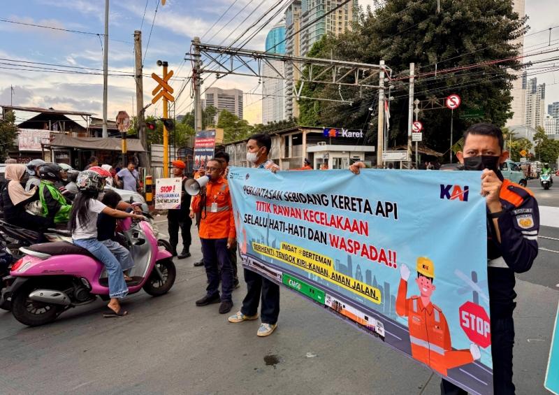 Petugas KAI Daop 1 Jakarta melakukan sosialisasi keselamatan di perlintasan sebidang untuk mengingatkan pengguna jalan akan pentingnya mendahulukan perjalanan kereta api.