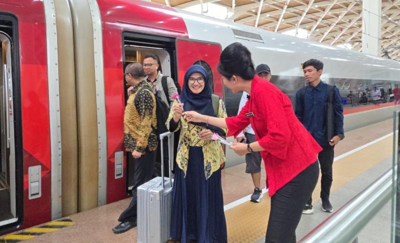 Petugas perempuan KCIC tampil anggun mengenakan kebaya di Stasiun Whoosh dalam rangka memperingati Hari Kartini, Senin (21/4/2025). Dengan senyum ramah, mereka membagikan bunga dan bingkisan kepada penumpang sebagai wujud penghormatan atas semangat perjuangan perempuan Indonesia.