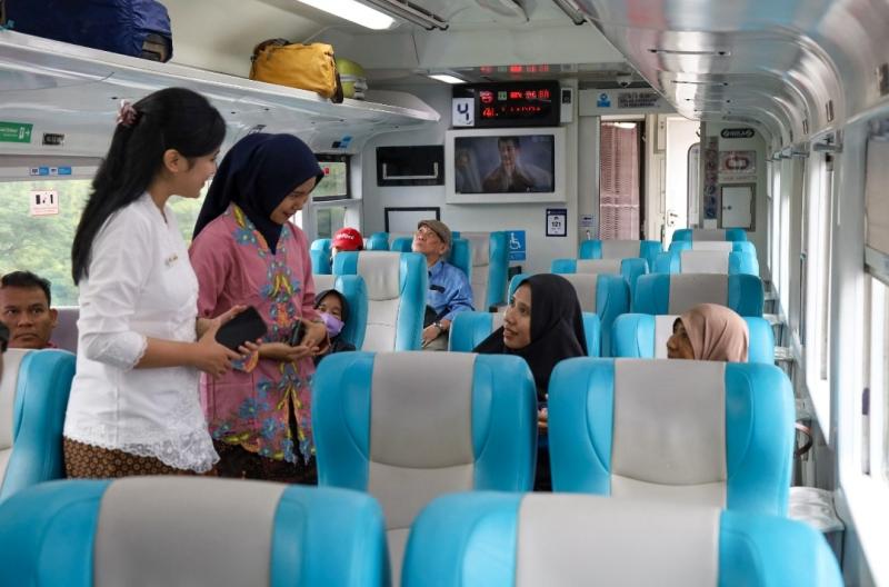 Petugas perempuan KAI Daop 1 Jakarta tampil anggun mengenakan kebaya saat menyapa penumpang dalam rangka memperingati Hari Kartini di Senin (21/4/2025). 