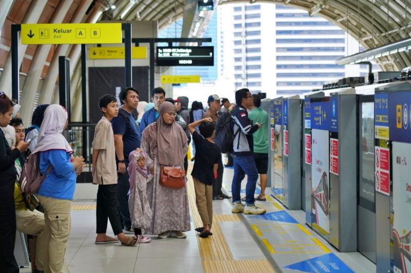 Selama libur panjang akhir pekan memperingati Wafat Yesus Kristus dan Paskah pada 18–20 April, LRT Jabodebek melayani total 113.606 pengguna, mencerminkan tingginya kepercayaan masyarakat terhadap moda transportasi modern ini.