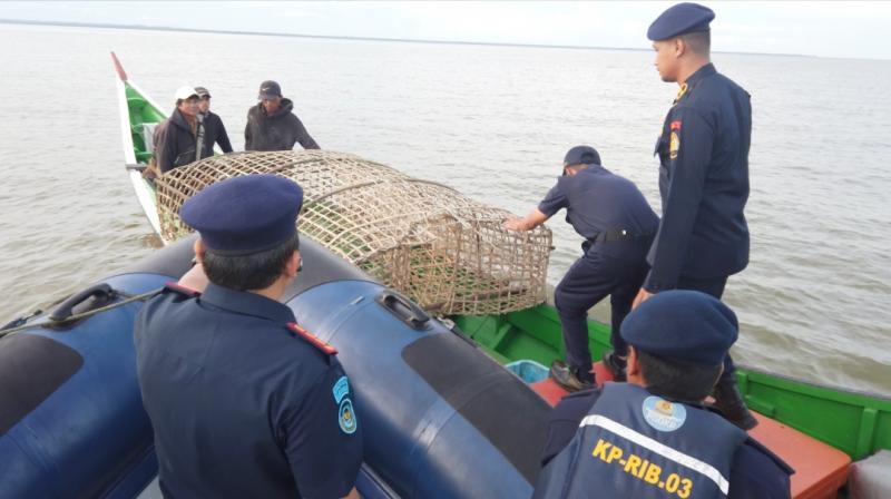 Petugas Stasiun PSDKP Tarakan saat mengamankan kapal ikan asing berbendera Malaysia di perairan timur Pulau Sebatik, Kalimantan Utara, Ahad (20/4/2025). Kapal tersebut diduga melakukan penangkapan ikan secara ilegal tanpa izin di wilayah perairan Indonesia.