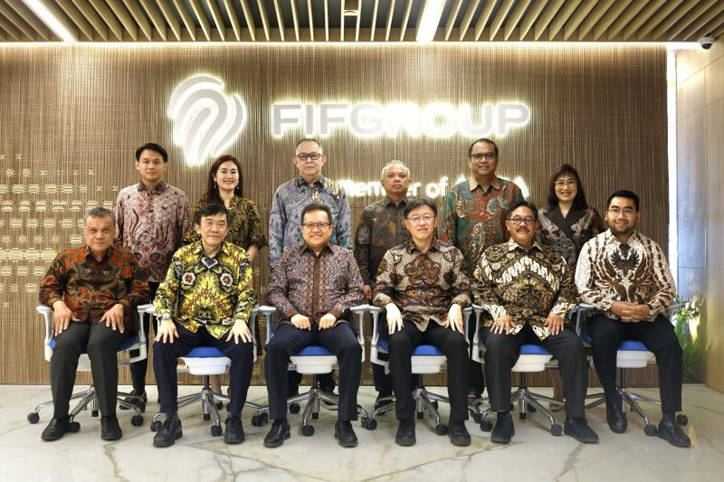 Foto jajaran Direksi, Komisaris, dan pemegang saham PT Federal International Finance seusai Rapat Umum Pemegang Saham Tahunan (RUPST) Tahun 2025 yang diselenggarakan pada Senin, 21 April 2025 di Menara FIF, Jakarta. Foto istimewa/FIF group