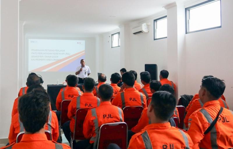 Para Petugas Jaga Lintasan (PJL) mengikuti sesi pelatihan intensif yang diselenggarakan oleh KAI Properti di Kantor Balai Yasa Mekanik Cirebon Prujakan, sebagai upaya meningkatkan keselamatan di perlintasan sebidang.