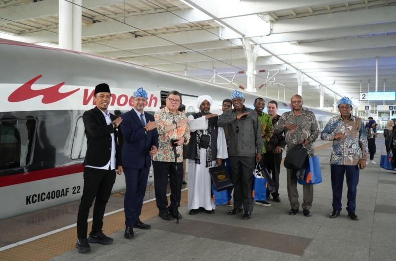 Para Duta Besar dari beberapa negara Afrika berpose di dalam rangkaian Kereta Cepat Whoosh dalam perjalanan dari Jakarta menuju Bandung, Rabu (23/4/2025). Kunjungan ini menjadi bagian dari peringatan 70 tahun Konferensi Asia Afrika dan simbol pengakuan atas kemajuan teknologi transportasi Indonesia.