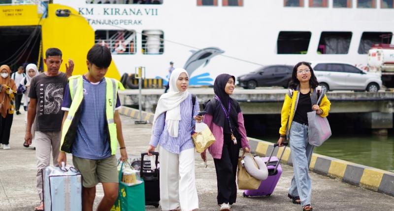 Penumpang di Pelabuhan SPMT