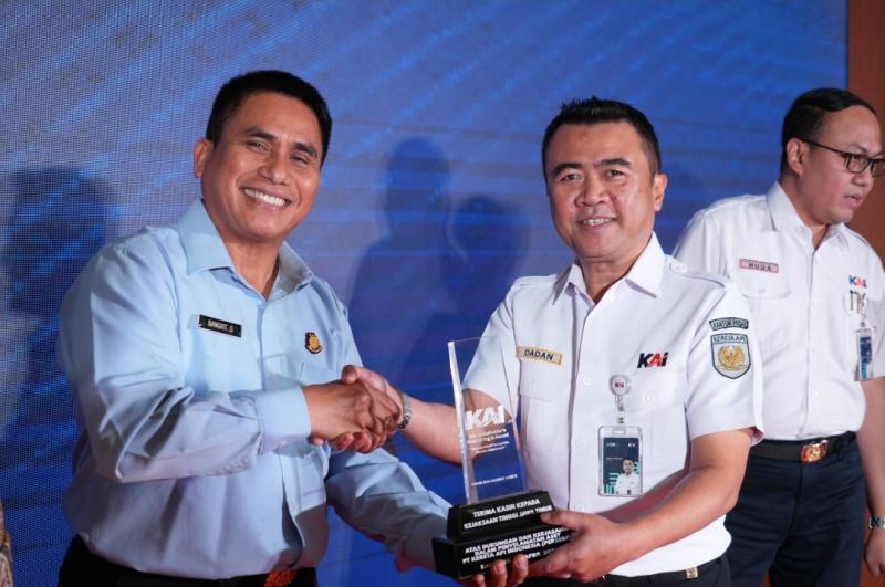 Direktur Keselamatan & Keamanan KAI Dadan Rudiansyah, memberikan plakat apresiasi kepada Asisten Perdata & Tata Usaha Negara Kejaksaan Tinggi Provinsi Jawa Timur pada acara “KAI Stakeholder’s Gathering & Award” di Bandung pada Rabu (24/4/2025).