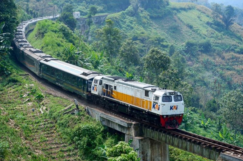 Kereta api saat melaju di jalur KA Jawa Barat dengan pemandangan alam yang indah. (Ist)