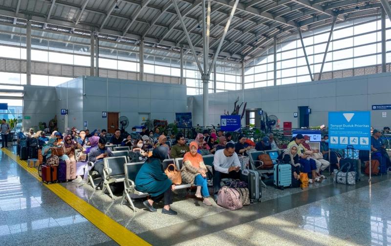 Ramai penumpang KA Jarak Jauh di Stasiun Jatinegara. (Ist)