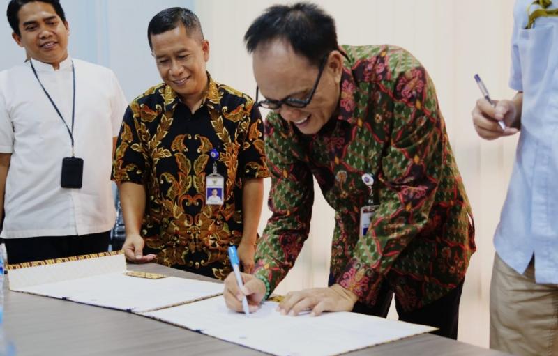 Sesditjen Hubdat dan perwakilan Astra Daihatsu Motor