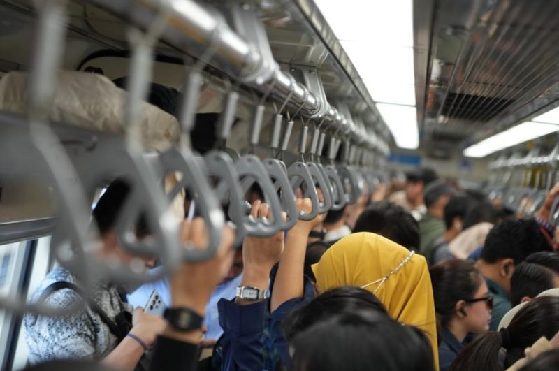 Penumpang memadati rangkaian LRT Jabodebek. (Ist)