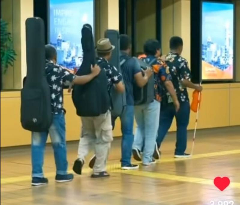 Potongan video yang memperlihatkan penyandang disabilitas dituntun untuk dibantu petugas KAI Services saat di Stasiun KRL Cikini, Jakarta. Video tersrbut juga viral dan mendapatkan banyak respon dari warga dunia maya. 