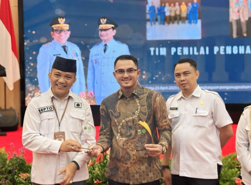 Plt Dirut Citilink saat menerima penghargaan K3 Banten