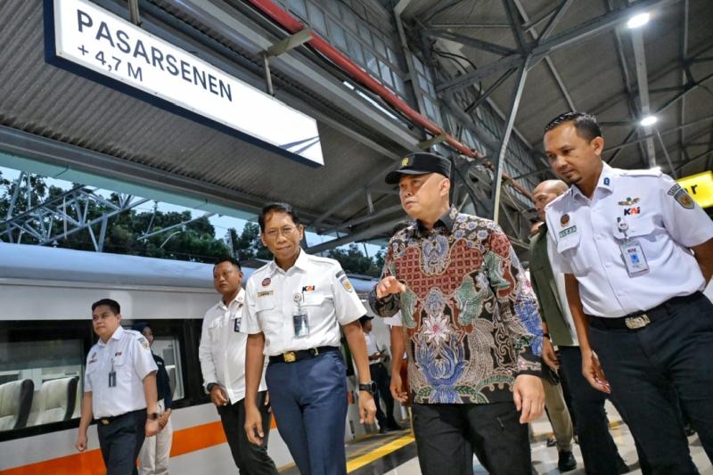 Menhub di stasiun