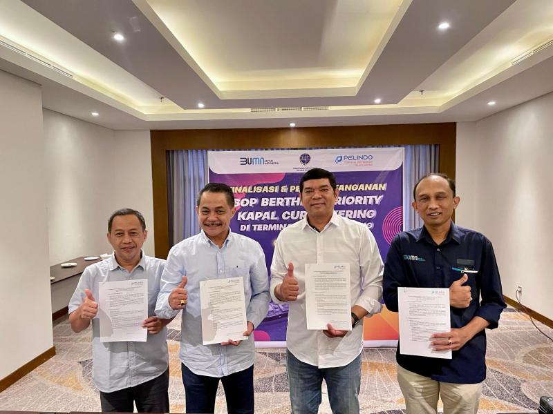 Direktur Utama PT Terminal Teluk Lamong, David Pandapotan Sirait usai teken SOP Berthing Priority Kapal Curah Kering. Foto istimewa/terminal teluk Lamong 