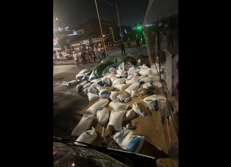 Kecelakan Kereta Api Harina dengan truk di perlintasan sebidang Kaligawe, Kamis (8/5/2025) pagi. Tidak ada korban jiwa dalam kejadian ini, namun lokomotif mengalami kerusakan dan jadwal perjalanan sempat terganggu.