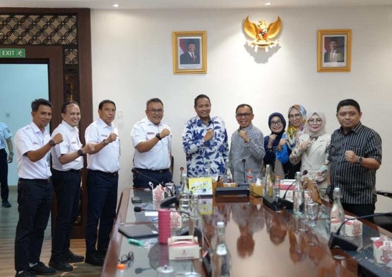 KAI Services menerima kunjungan kerja dari enam anggota DPRD Provinsi Gorontalo, disambut langsung oleh jajaran Komisaris dan Direksi untuk berdiskusi tentang kolaborasi strategis.
