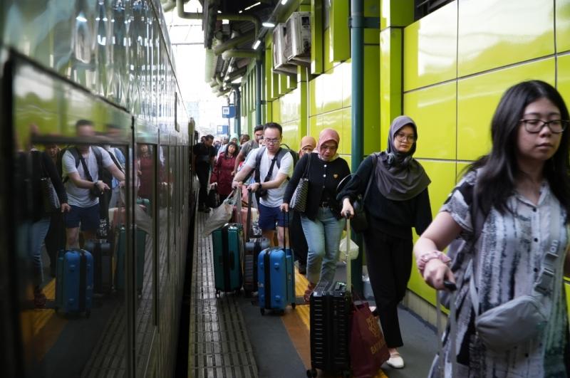 Suasana ramai di Stasiun Gambur, Jakarta, saat penumpang bersiap naik kereta api pada libur panjang Waisak 2025. PT KAI Daop 1 Jakarta mencatat tingkat okupansi mencapai 97 persen pada Sabtu, 10 Mei 2025.