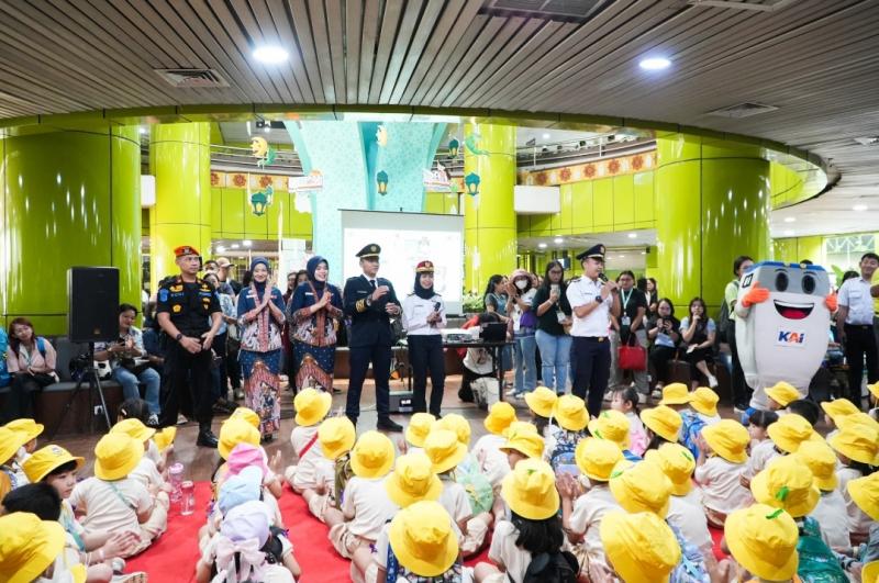 Sejumlah siswa TKK BPK Penabur Jakarta tampak antusias mengikuti kegiatan Edutrain di Stasiun Gambir, Sabtu (10/5/2025). Melalui program ini, KAI Daop 1 Jakarta mengajak anak-anak mengenal lebih dekat dunia perkeretaapian dan pentingnya keselamatan sejak dini.