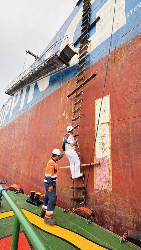 Kapal induk angkut batu bara sandar di Pelabuhan Pulau Baai Bengkulu. Foto istimewa/SPJM/peli