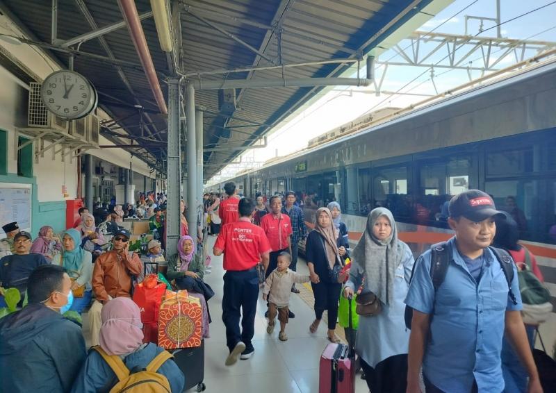 Penumpang kereta api memadati area peron di Stasiun Pasar Senen saat libur Waisak 2025.