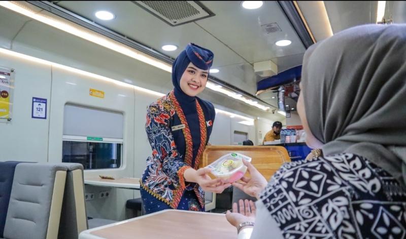 Petugas KAI Services melayani penumpang di Restaurant On Train. (Ilustrasi)