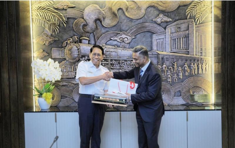 Direktur Utama KAI Didiek Hartantyo serta delegasi dari Deutsche Bahn melakukan penandatanganan kerja sama, yang berlangsung di Ruang Rapat Jaladara, Jakarta Railway Centre, Jakarta pada Rabu (14/5).
