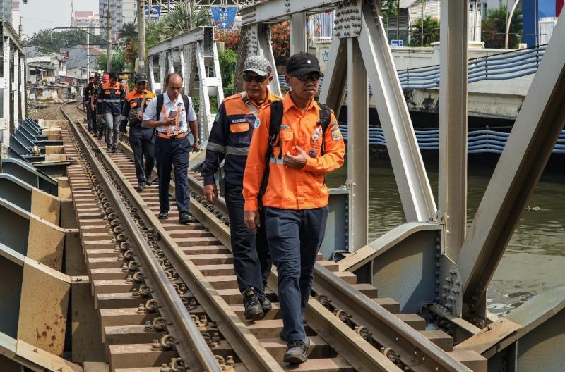 Manajemen dan tim teknis KAI Daop 1 Jakarta memeriksa kondisi rel dan infrastruktur pendukung saat kegiatan walkthrough di lintas Kampung Bandan – Rajawali – Kemayoran.