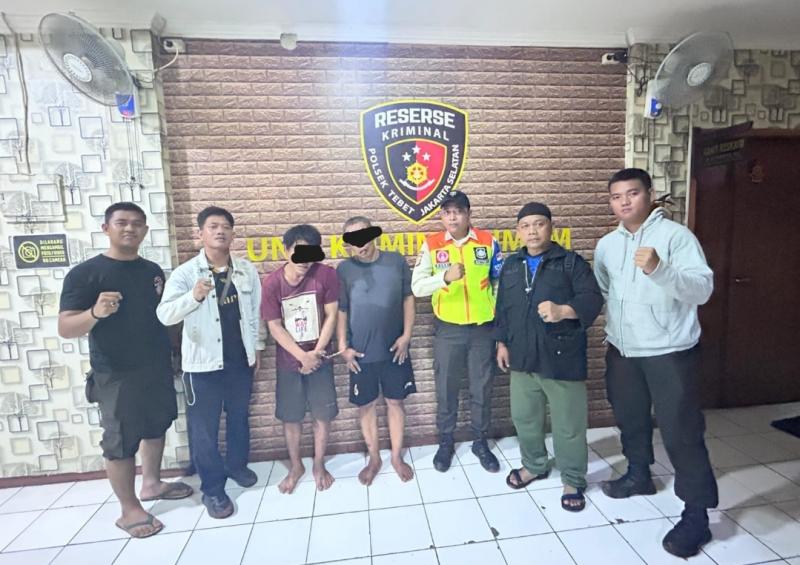 Petugas keamanan KAI Daop 1 Jakarta saat mengamankan barang bukti hasil upaya pencurian trafo bekas di eks Gardu LAA Stasiun Manggarai, Sabtu malam (17/5/2025).