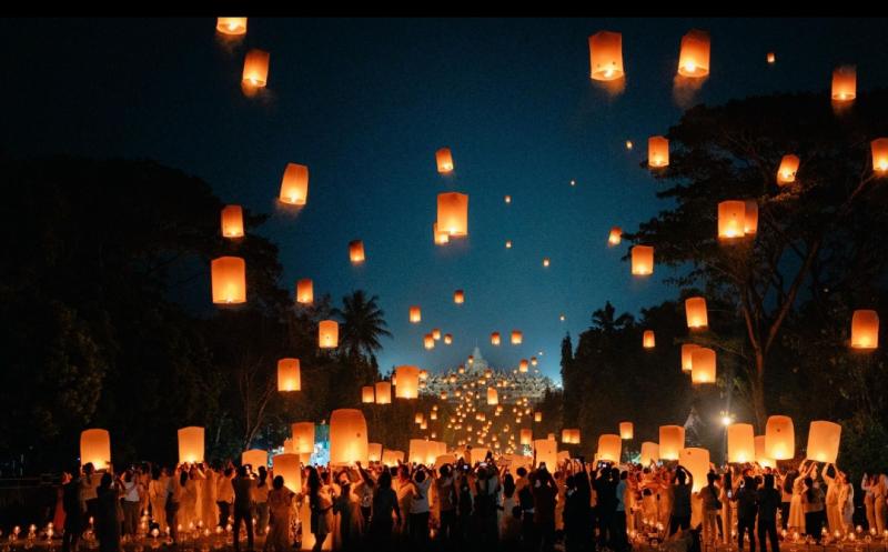 Lampion bertaburan di kawasan Candi Borobudur