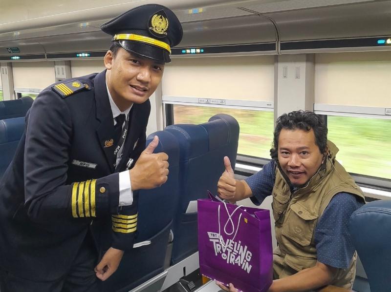 Petugas KAI Daop 6 Yogyakarta menyerahkan merchandise eksklusif kepada pelanggan setia KA Taksaka dalam rangka peringatan Hari Kebangkitan Nasional, Senin (20/5/2025). Kegiatan apresiasi ini digelar di atas perjalanan KA Taksaka sebagai bentuk penghargaan atas loyalitas pelanggan.