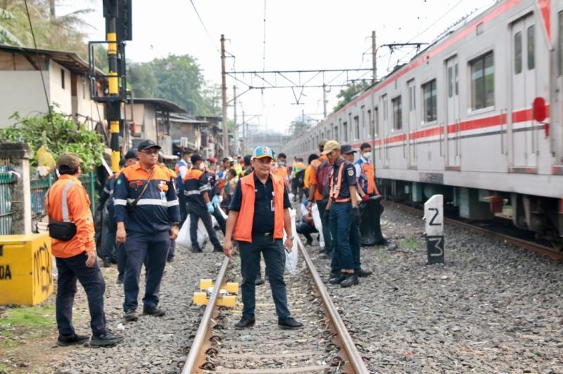 Tim KAI Daop 1 Jakarta memberikan edukasi keselamatan kepada warga sekitar jalur rel aktif, sebagai bagian dari kampanye sosialisasi untuk mencegah aktivitas berbahaya dan menjaga keselamatan perjalanan kereta api.