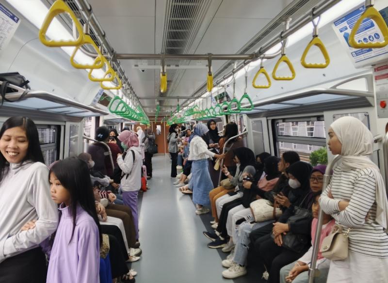Ruang kereta rangkaian KRL baru