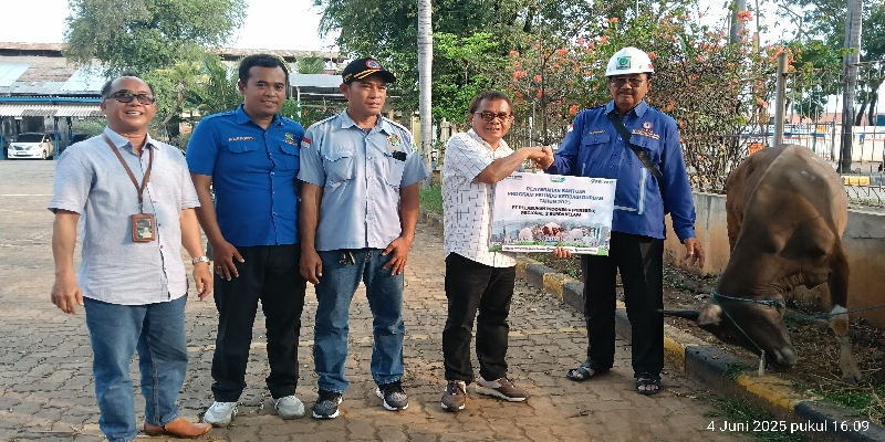 Penyerahan hewan kurban oleh Agus Eddi GM Pelindo Regional 2 Sunda Kelapa.Foto istimewa/BeritaTrans/ahmad