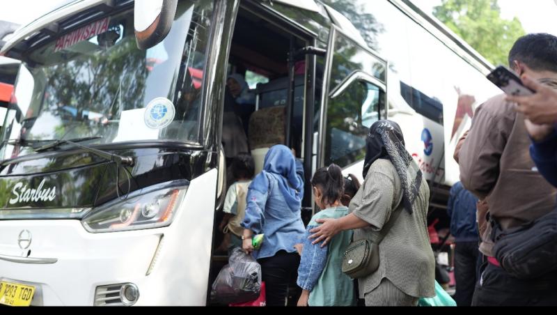 Bus pariwisata di Bogor