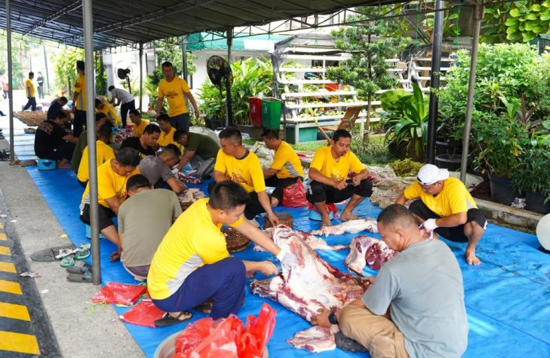 Tim ASDP Berbagi menyiapkan heean kurban sehelum dibagikan