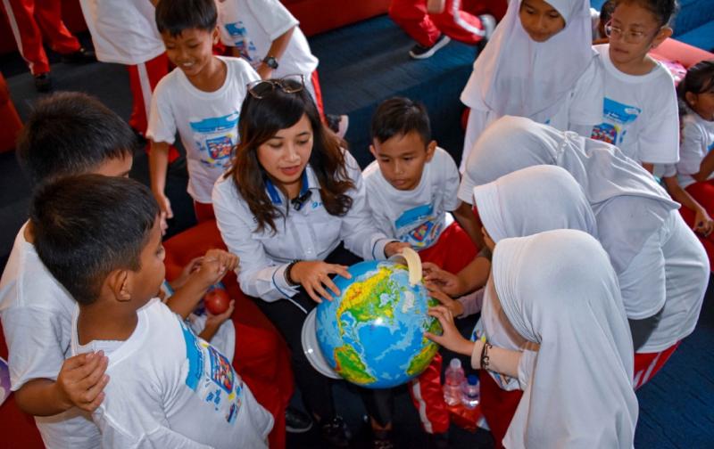 Sekper PTP Nonpetikemas berbincang dengan siswa SD di willayah Priok
