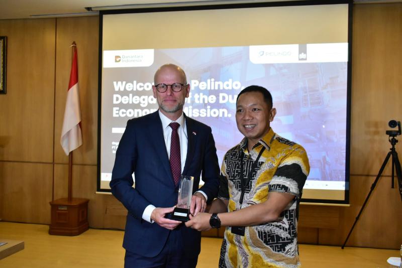 Executive Director Regional 2 PT Pelindo, Drajat Sulistyo bersama Duta Besar Belanda, Marc Gerritsen Foto istimewa/pelindo 
