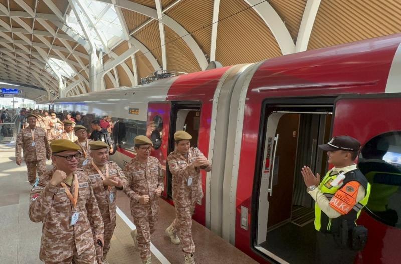 Para kepala daerah peserta retret nasional menggunakan Kereta Cepat Whoosh, Ahad (22/6). Pemanfaatan Whoosh dalam agenda resmi ini menjadi bukti keandalan layanan transportasi cepat dan nyaman untuk mendukung mobilitas strategis pemerintahan.